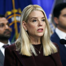 Trump destituye a Pam Bondi como fiscal general y nombra a Todd Blanche como interino