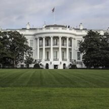 Trump fija ultimátum a Irán mientras EE.UU. ataca isla de Jarg y ciudadanos forman cadenas humanas