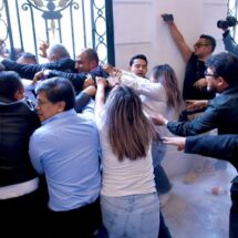 Protesta de Asamblea de Barrios provoca suspensión de sesión en Congreso de la CDMX