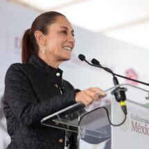 Sheinbaum entrega viviendas y condona créditos en Puebla entre protestas por planta recicladora