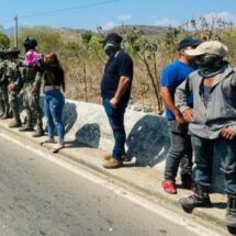 Pobladores bloquean carretera y retienen a ocho marinos en Petatlán por presunta agresión