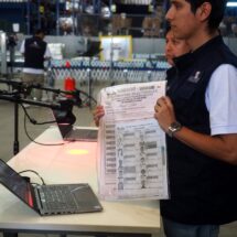 Campaña #PorEstosNo calienta elecciones en Perú mientras El Salvador ratifica cadena perpetua