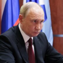 Putin decreta alto al fuego en Ucrania por Pascua ortodoxa; Zelenski acepta la tregua