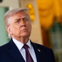 Donald Trump critica al Papa León XIV y difunde imagen generada por IA que lo representa como figura divina