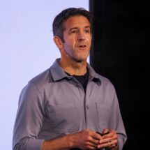 John Ternus sucederá a Tim Cook como CEO de Apple el 1 de septiembre de 2026