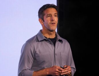 John Ternus sucederá a Tim Cook como CEO de Apple el 1 de septiembre de 2026