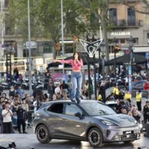 Nathy Peluso presenta el Cupra Raval en Barcelona y Almodóvar imparte clase magistral en París