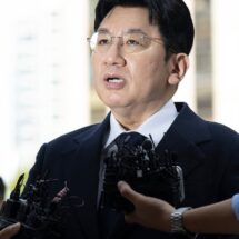 Solicitan orden de arresto contra fundador de HYBE por presunto fraude a inversionistas