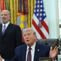 Trump impulsa autodeportación con bonos y prepara muro mientras Corte Suprema revisa ciudadanía
