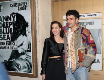 Revelan identidad de Freida McFadden, Aubrey Plaza espera su primer hijo y desatan polémica por video de Tokischa