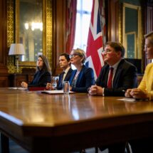 Irán establece peajes y escoltas en el Estrecho de Ormuz; Reino Unido reúne a 40 países y Argentina expulsa a un diplomático iraní