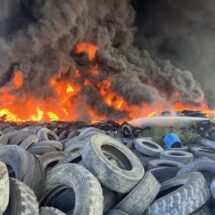 Incendio de llantas en empresa VAPA cerca del 72 Batallón en Gómez Palacio