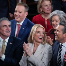 Donald Trump destituye a la fiscal general Pam Bondi por frustración con su gestión