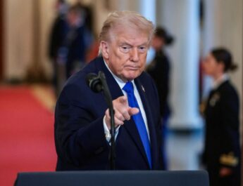 Trump extiende ultimátum a Irán hasta este martes y amenaza con destruir infraestructura crítica