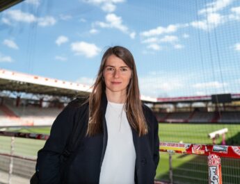 Marie-Louise Eta es la primera mujer en entrenar a un equipo masculino en la Bundesliga