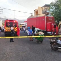 Camión de carga presuntamente sin frenos embiste 10 vehículos en Acapulco