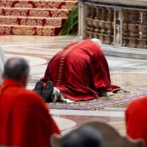León XIV preside ritos de Semana Santa y critica la instrumentalización de la fe y la tiranía del poder