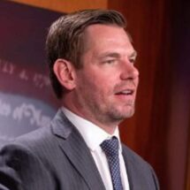 Congresista Eric Swalwell renuncia tras denuncias de abuso sexual