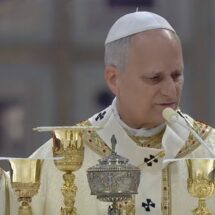 León XIV preside ritos de Semana Santa en Roma y llama a evangelizar con humildad