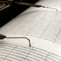 Sismo de 7.4 en Indonesia activa alerta de tsunami; ataques rusos dejan diez muertos en Ucrania y detienen a tres por bomba en París