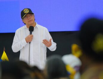 Petro arremete contra Ocampo y califica de ‘estúpida’ su confianza en el exministro tras alza de tasas