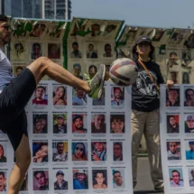 Colectivos de desaparecidos protestan con ‘Cascarita por la Memoria’ contra la euforia mundialista