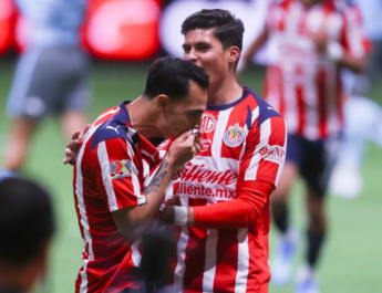 Chivas golea 5-0 al Puebla y se afianza como líder del Clausura 2026 en disputa por premio millonario