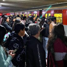 Usuarios reportan retrasos y aglomeraciones en líneas del Metro CDMX contradiciendo informe oficial de normalidad
