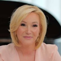 Paula White compara a Donald Trump con Jesucristo durante evento religioso