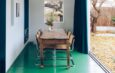 Reforman casa familiar de los años 50 en Madrid para convertirla en hogar y galería de arte