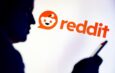 ICE detiene a familiar de militar y a dos médicos migrantes; administración Trump busca identificar a crítico en Reddit