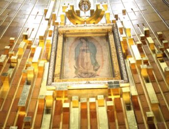 Conmemoran primer año luctuoso del papa Francisco y rinden homenaje en la UNAM