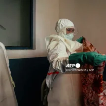 Brasil investiga casos sospechosos de ébola y Norteamérica restringe viajes