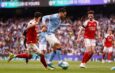 Manchester City derrota al Arsenal y se impulsa hacia el liderato de la Premier League