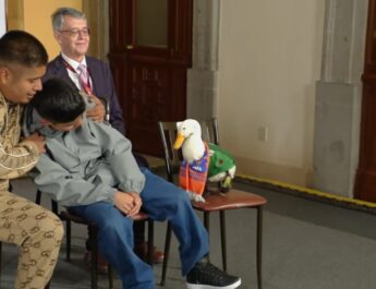 El pato Merlín asiste a La Mañanera y su dueña registrará su imagen ante el IMPI