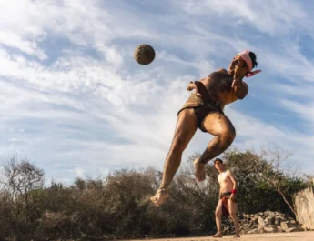Arqueólogo destaca mural en Teotihuacán que muestra juego de pelota con el pie