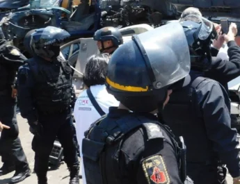 Exigen reaprehensión de policía que golpeó a hombre de 54 años en Los Reyes La Paz