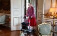 Reina Margarita de Dinamarca reaparece en público con andador