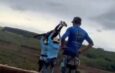 Encarcelan a tres operarios tras lanzar a mujer sin sujeción en salto de bungee en Brasil