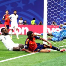 España golea 4-0 a Arabia Saudita y se pone líder del Grupo H