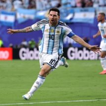 Messi iguala récord goleador histórico en Mundiales con triplete ante Argelia