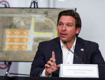 Ron DeSantis anuncia el cierre del centro de detención Alligator Alcatraz en Florida