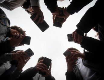 Redes sociales enfrentan demanda de distritos escolares por estrategias de adicción en aulas