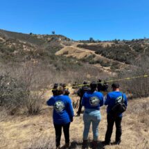Hallan restos óseos de dos personas atados con cinta en fosa clandestina en Ensenada