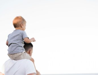 Reflexión poética define la paternidad como un oficio de esperanza y sacrificio