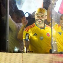 EE.UU. amenaza con retirar visas por interferencia electoral en Colombia mientras juzgado prohíbe uso de camiseta a candidato