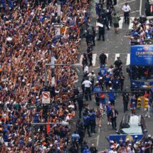 Los Knicks celebran su primer título en 53 años con desfile multitudinario y aceptan ir a la Casa Blanca