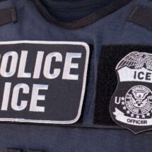 ICE planea vender siete almacenes comprados para centros de detención de migrantes