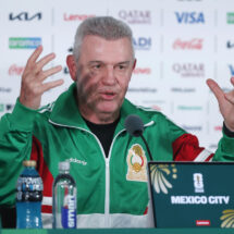 Javier Aguirre busca sustituto de César Montes para enfrentar a Corea del Sur