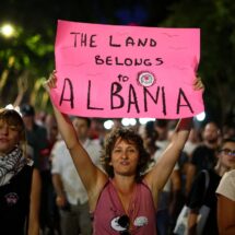 Protestas en Albania frenan proyectos inmobiliarios de lujo de la familia Trump